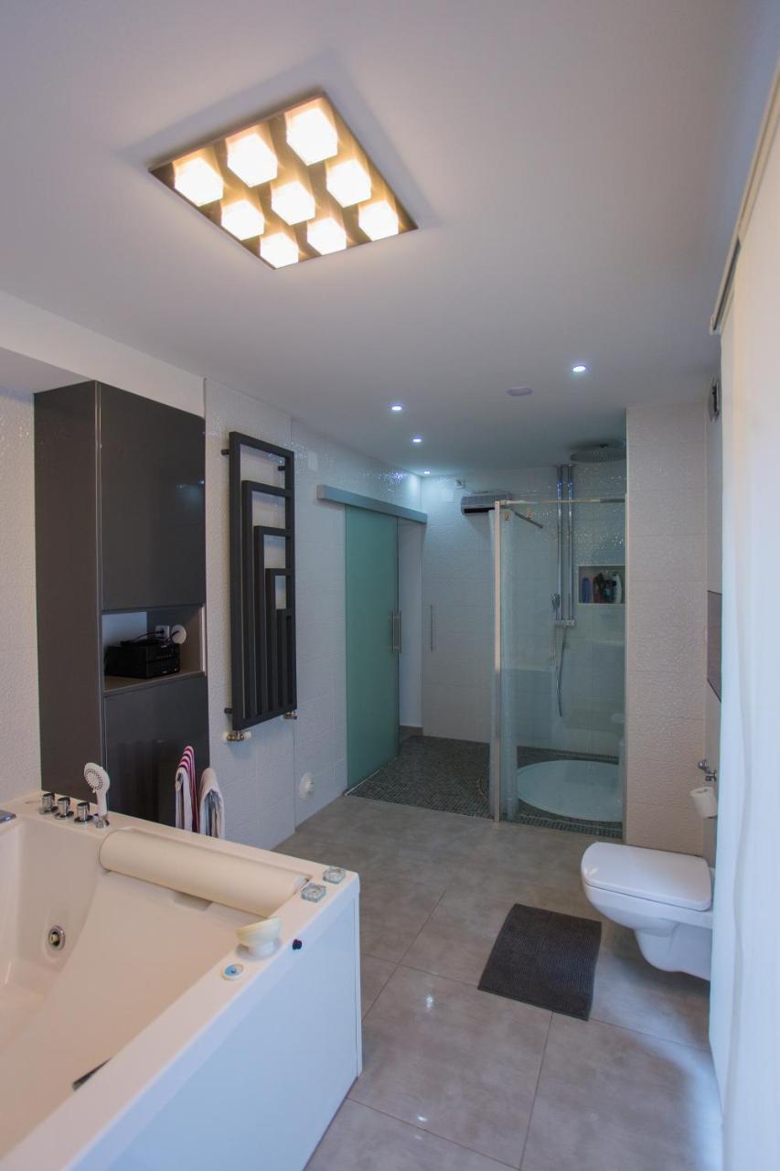 Apartment Plaza ----Wallbox 11Kw 16A ----- Private Spa- Jacuzzi, Infrared Sauna, Luxury Massage Chair, Parking, Entry With Pin 0 - 24H, Free Cancellation 24 Hours Before Check In Slavonski Brod Exterior foto