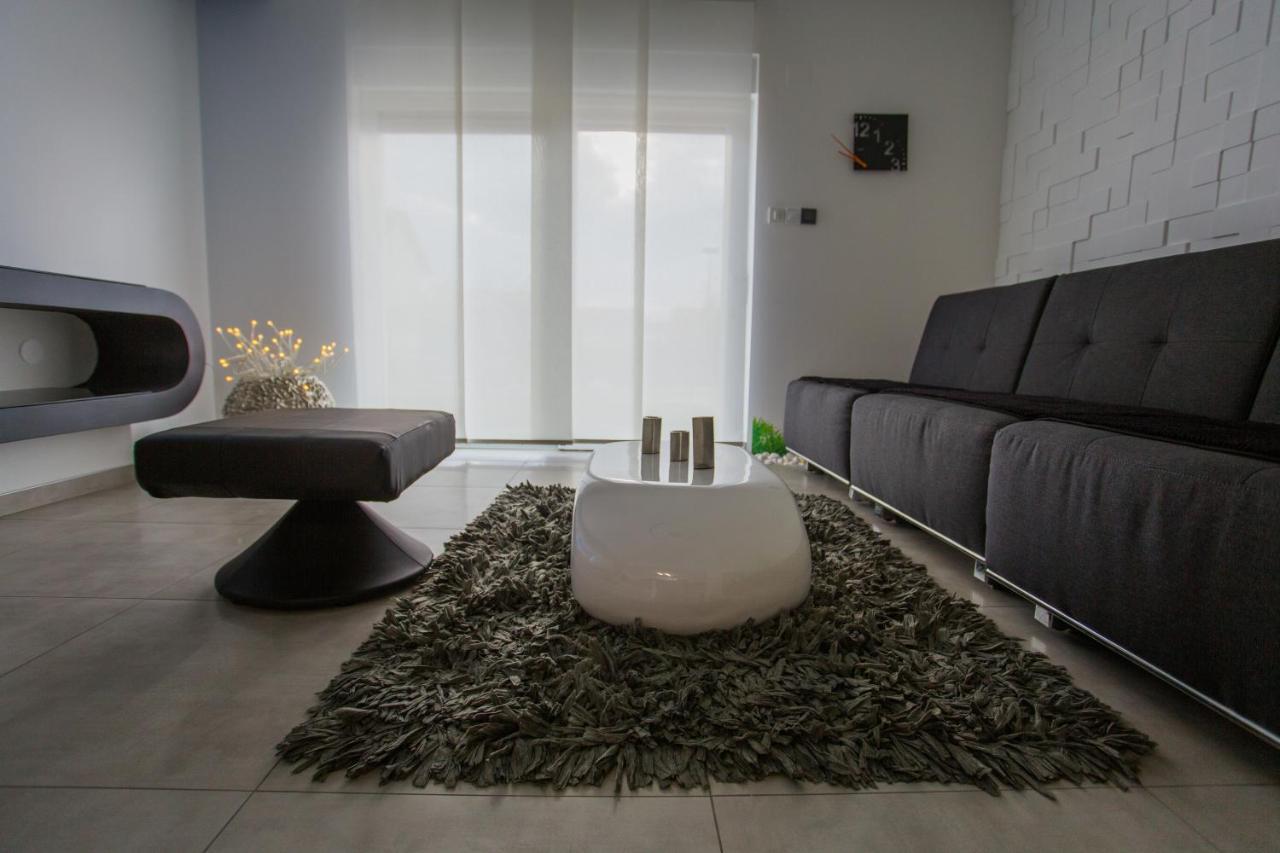 Apartment Plaza ----Wallbox 11Kw 16A ----- Private Spa- Jacuzzi, Infrared Sauna, Luxury Massage Chair, Parking, Entry With Pin 0 - 24H, Free Cancellation 24 Hours Before Check In Slavonski Brod Exterior foto